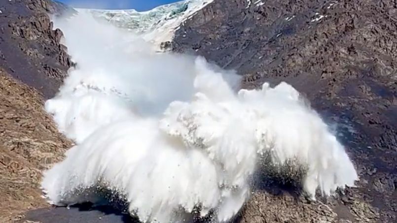 Turista v Kyrgyzstánu natočil hroutící se ledovec. Před jistou smrtí se ukryl na poslední chvíli
